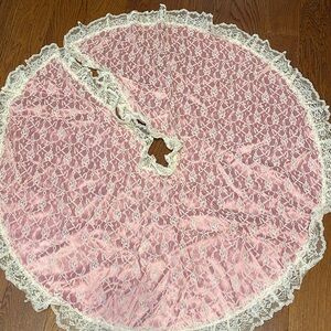 Victorian style tree skirt